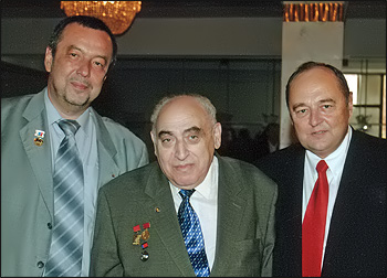 Проф. О.В. Ромашин (справа) с проф. кафедры акушерства и гинекологии РГМУ, д.м.н. С.В. Штыровым и член-корр. РАМН, проф. З.С. Баркаганом
